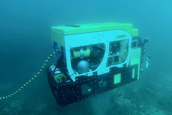 ساخت زیردریایی کنترل از راه دور با قابلیت بازرسی و انجام عملیات های مختلف