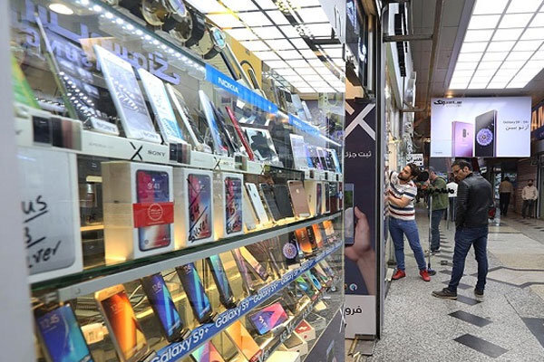فعالان صنعت موبایل با قوانین پیچیده دست و پنجه نرم میکنند