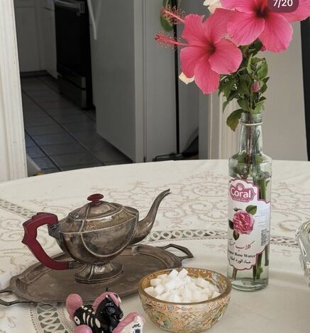 گلاب، فرش ایرانی و تخته نرد در خانه این مُدل جهانی چه معنایی می‌دهد؟