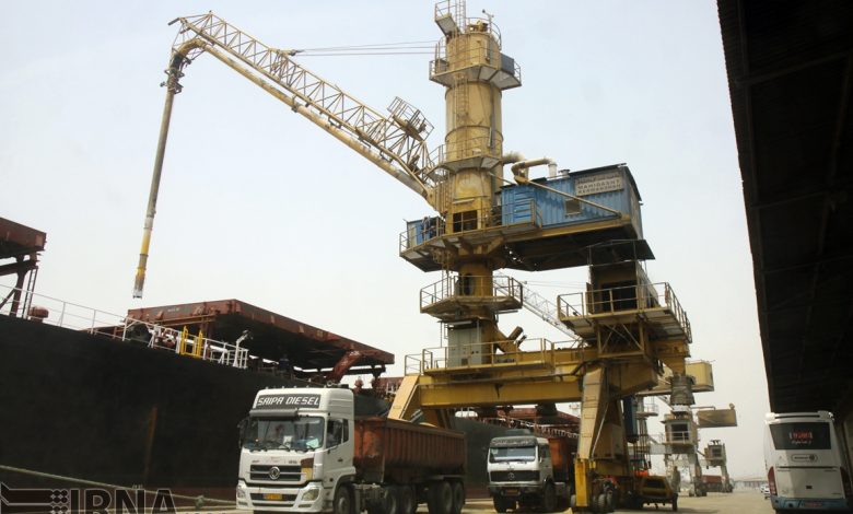 ۴.۴ میلیون تن نهاده‌ دامی و کالای اساسی در بندر امام خمینی (ره) موجود است